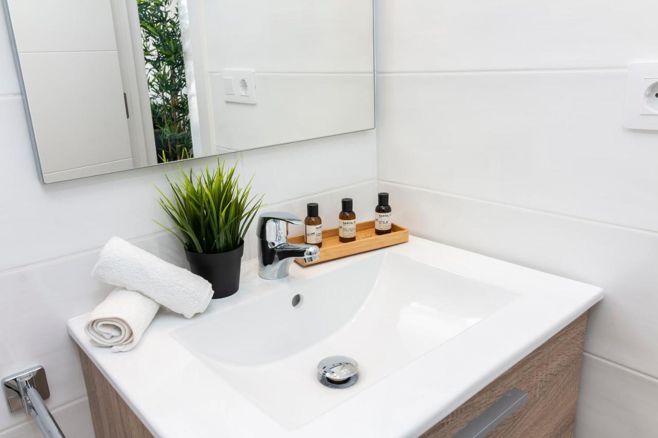 Homeforguest Modern And Recently Renovated Apartment In Arona Arona  Exteriér fotografie